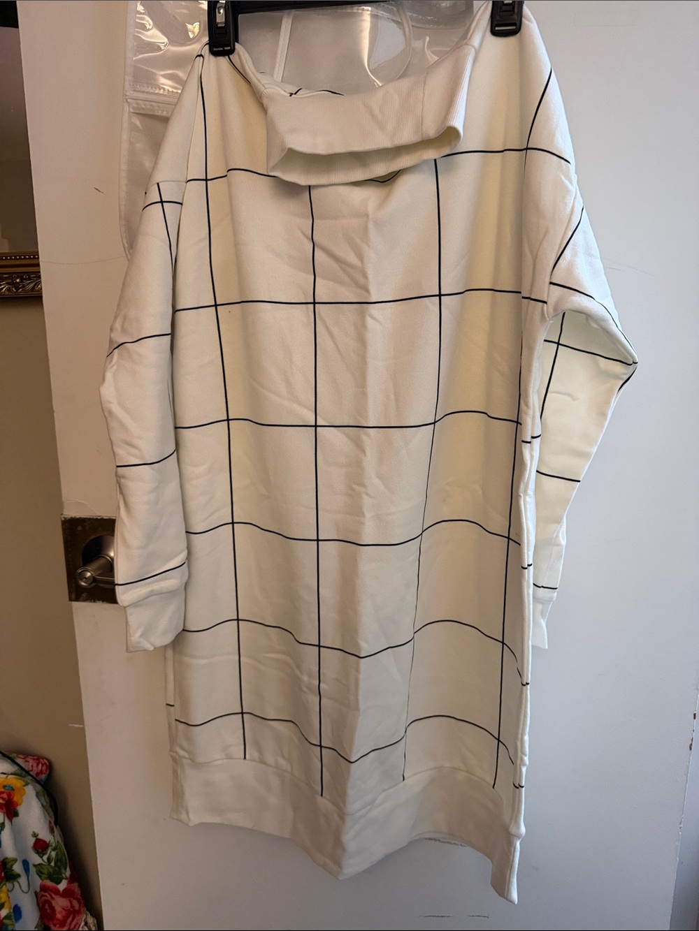 Windowpane Grid Oversized Sweater Dress - white & Black